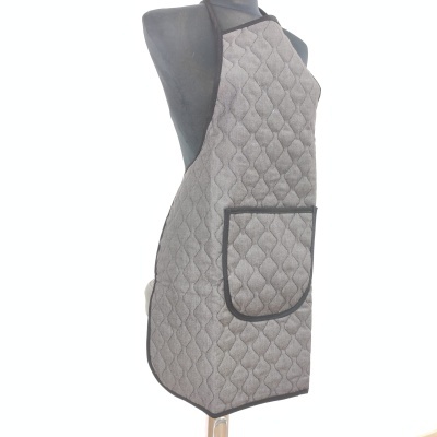 Avental acolchoado cinzento com bolso, em manequim preto