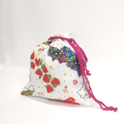 Saco de tecido colorido com cordão rosa