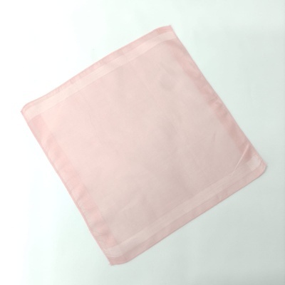 Pano quadrado rosa claro sobre fundo branco