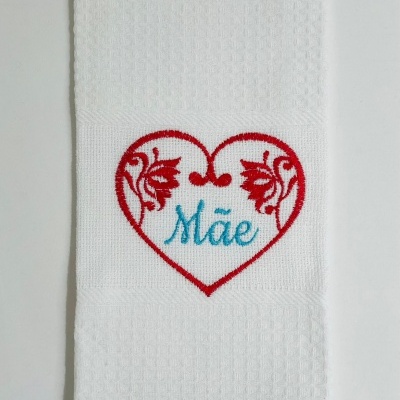 Toalha branca com bordado coração vermelho e palavra Mãe em azul