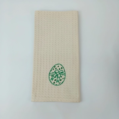 Toalha de cozinha bege com bordado verde de ovo decorado