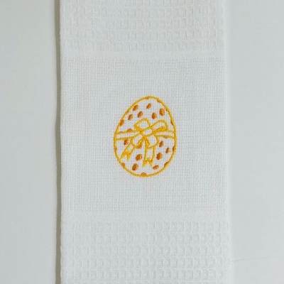 Toalha branca com bordado de ovo de Páscoa amarelo