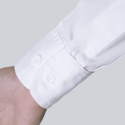 Punho de camisa branca com dois botões
