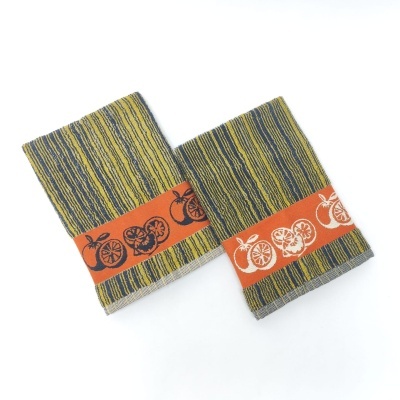 Dois panos de cozinha amarelos e verdes com faixa laranja e ilustrações de frutas