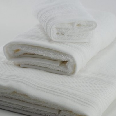 Toalhas brancas empilhadas com textura listrada