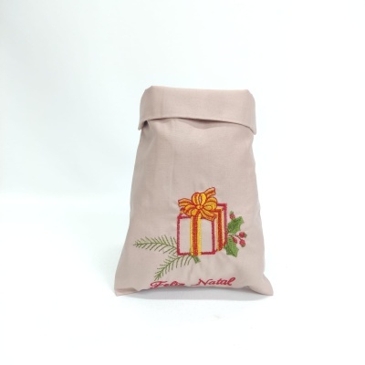 Saco de tecido bege com bordado de presente e texto Feliz Natal