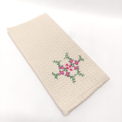 Toalha bege com bordado de flores rosas e verdes