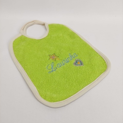 Babete verde claro com bordas creme e bordado colorido com o nome Laura