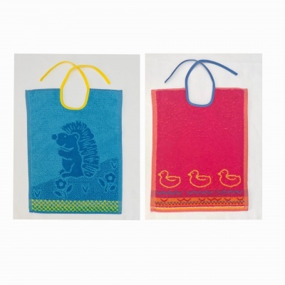 Dois babetes de criança coloridos com desenhos de ouriço e patinhos