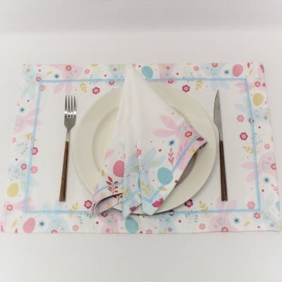 Jogo americano e guardanapo floral com prato e talheres
