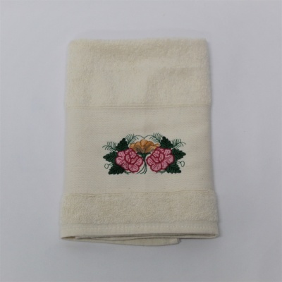 Toalha branca com bordado floral colorido