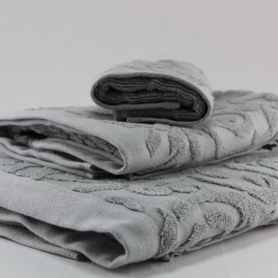 Conjunto de toalhas cinzentas texturizadas dobradas sobre fundo claro