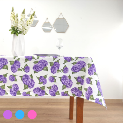 Toalha de mesa com padrão de flores lilases e folhas verdes