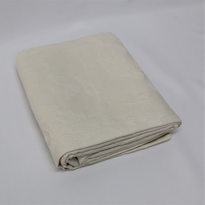 Toalha branca dobrada com padrão floral texturizado