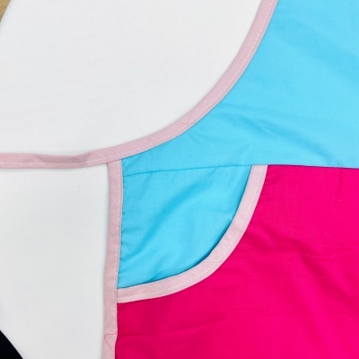 Tecido colorido com bordas em rosa claro