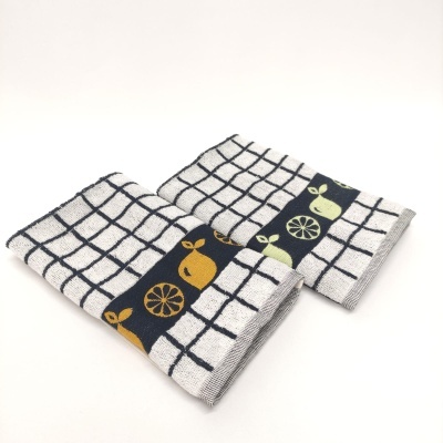 Dois panos de cozinha com padrão quadriculado e faixa decorativa com frutas