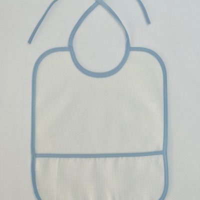 Babete branco com bordas azuis e bolso com padrão quadriculado