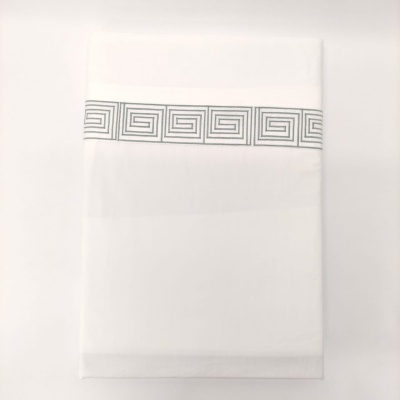 Lençol branco com faixa decorativa cinza em padrão geométrico