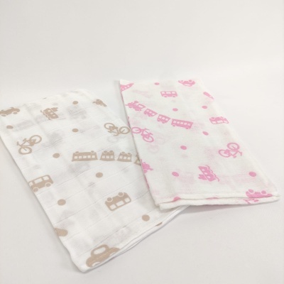 Dois panos de tecido branco com padrões infantis em rosa e castanho.