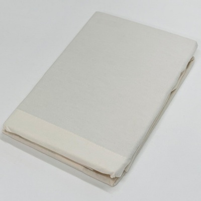 Lençol branco dobrado com barra bege clara