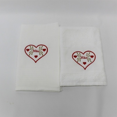 Dois panos de cozinha brancos com bordado de coração e palavra 'Mãe'