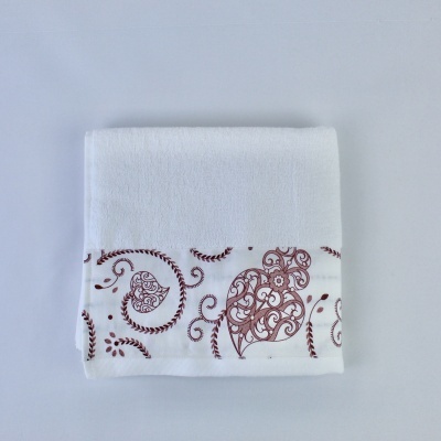 Toalha branca com bordado castanho-avermelhado decorativo