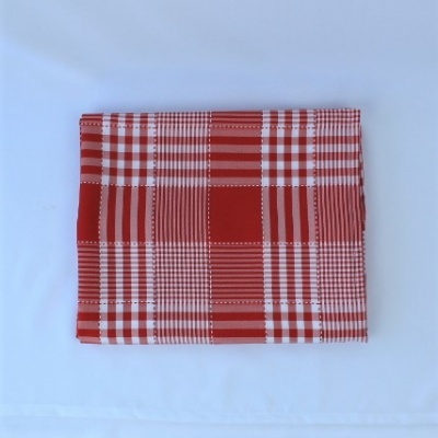 Carteira xadrez vermelha e branca sobre fundo branco