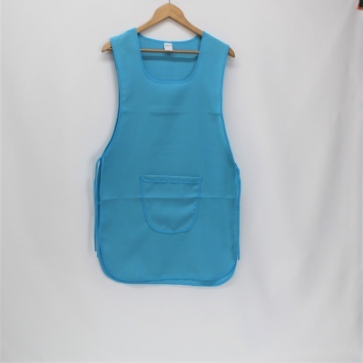 Avental azul claro com bolso em fundo branco