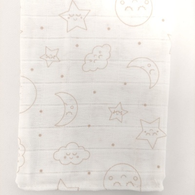 Fralda de tecido branca com padrão de estrelas, nuvens, luas e sóis sorridentes