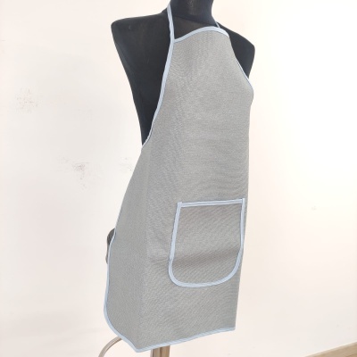 Avental cinzento com bolso frontal e acabamento branco num manequim preto