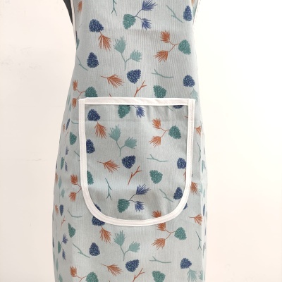 Avental cinza claro com padrão floral colorido e bolso frontal branco