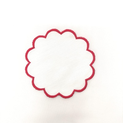 tecido branco com borda vermelha em padrão de flores arredondadas