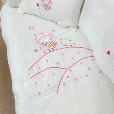 Capa de sofá branca almofadada com bordado de menina e pássaro cor-de-rosa e cinza