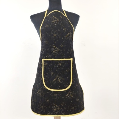 Avental preto com padrão dourado e detalhes amarelos exibido num manequim preto