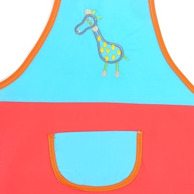 Avental infantil azul e vermelho com bordado de girafa amarela