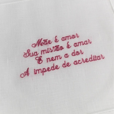 Pano branco com bordado rosa com texto em letras cursivas