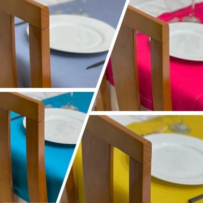 Quatro fotografias de cadeiras de madeira com mesas com toalhas coloridas e pratos brancos