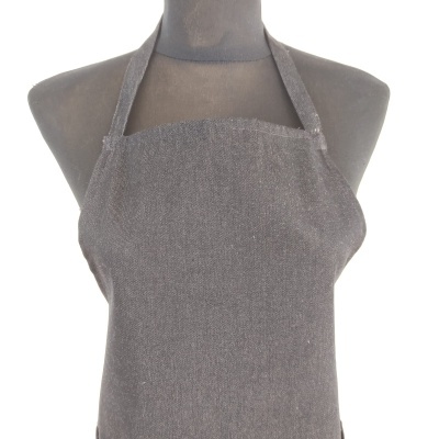 Avental cinza escuro em manequim cinza