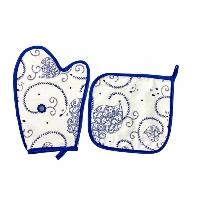 Luva e pega para panela em tecido branco com padrão azul