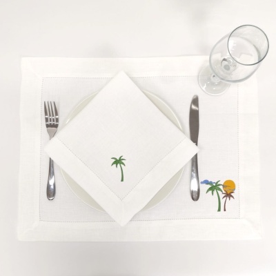 Conjunto de guardanapo e toalhete branco bordado com palmeiras e sol