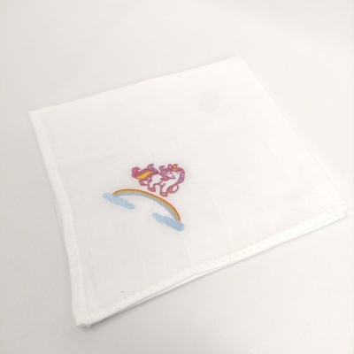 Pano branco com bordado de unicórnios e arco-íris