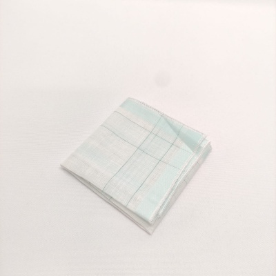 Guardanapo de pano branco com riscas finas azuis e cinza dobrado