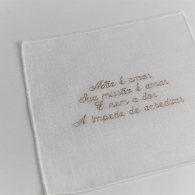 Pano branco quadrado bordado com texto em linha castanha