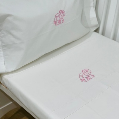Lençóis brancos para cama de bebé com bordados de elefantes cor-de-rosa