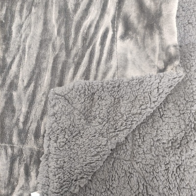 Manta cinzenta com lado liso e lado felpudo