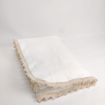 Toalha branca com bordas em renda bege