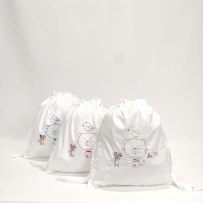 Três sacos de tecido branco com desenhos de ursinhos e pássaros coloridos