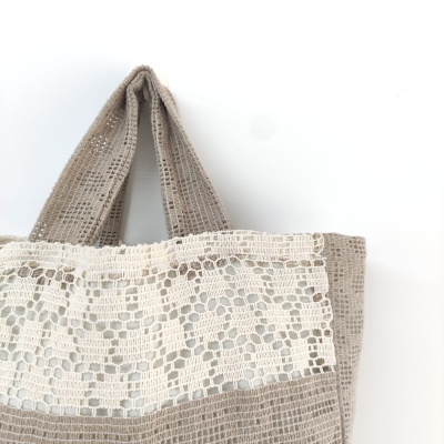 Mala de tecido bege com crochet branco e alças de tecido