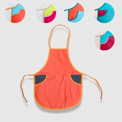 Avental infantil laranja com bolsos azuis e detalhes amarelos, várias cores disponíveis