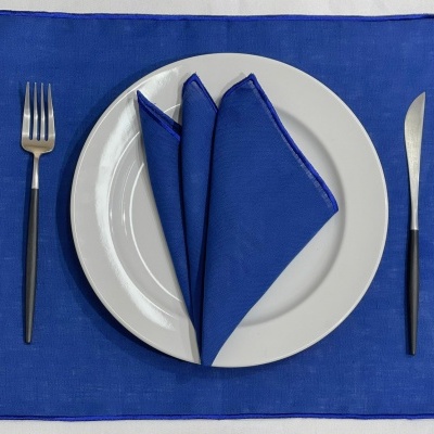 Jogo americano azul com guardanapo e talheres